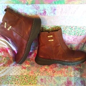 AZALEIA BROWN LEATHER ZIP UP ANKLE BOOTS with FAUX BONE BUTTON DETAIL. SZ 7.